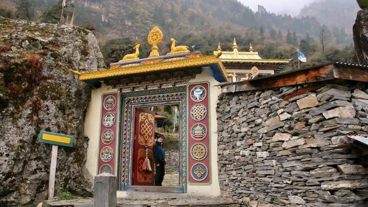 manaslu-temple-gate