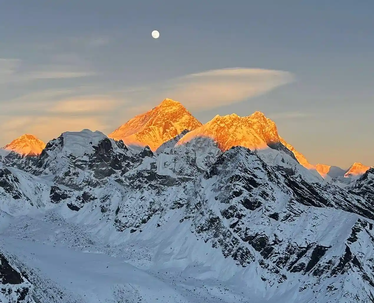 mount-everest-sunlight