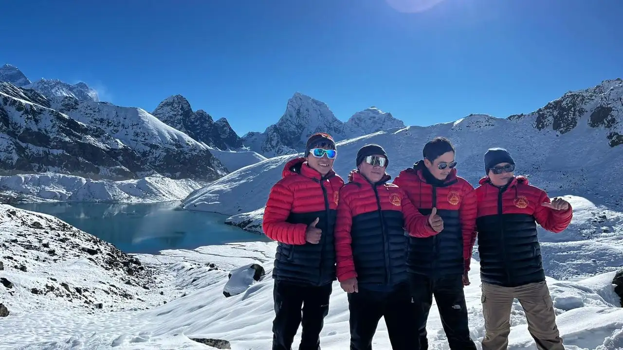 mount-everest-with-tourists