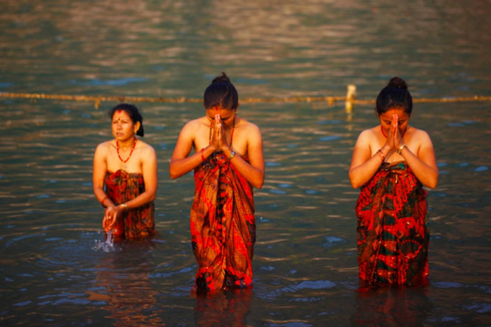 bathing-ritual-of-women-in-maghi