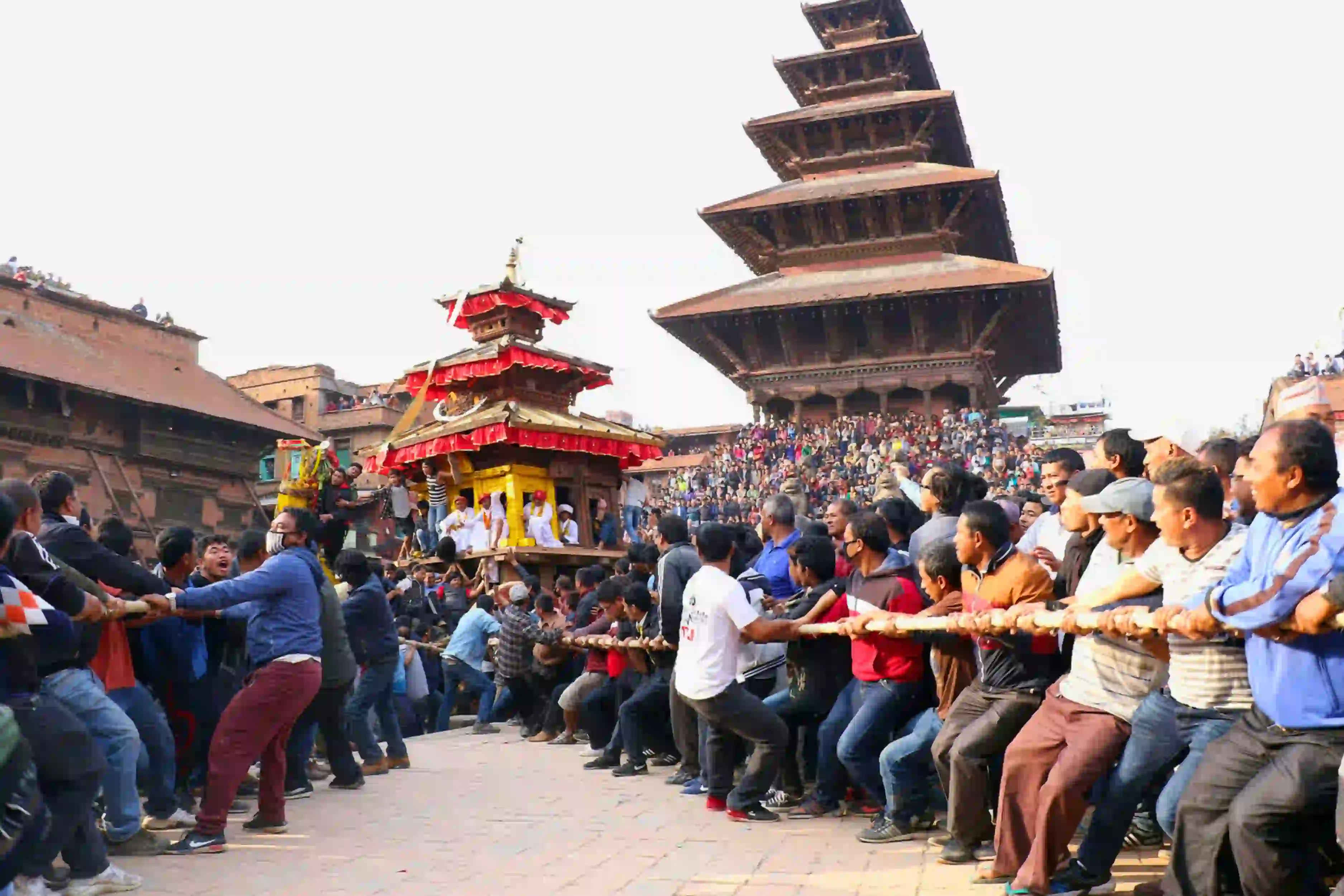 people-pulling-the-biska-jatra-rath