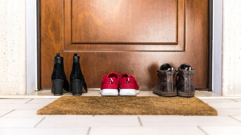 wear-shoes-indoors-inside-yes-or-no