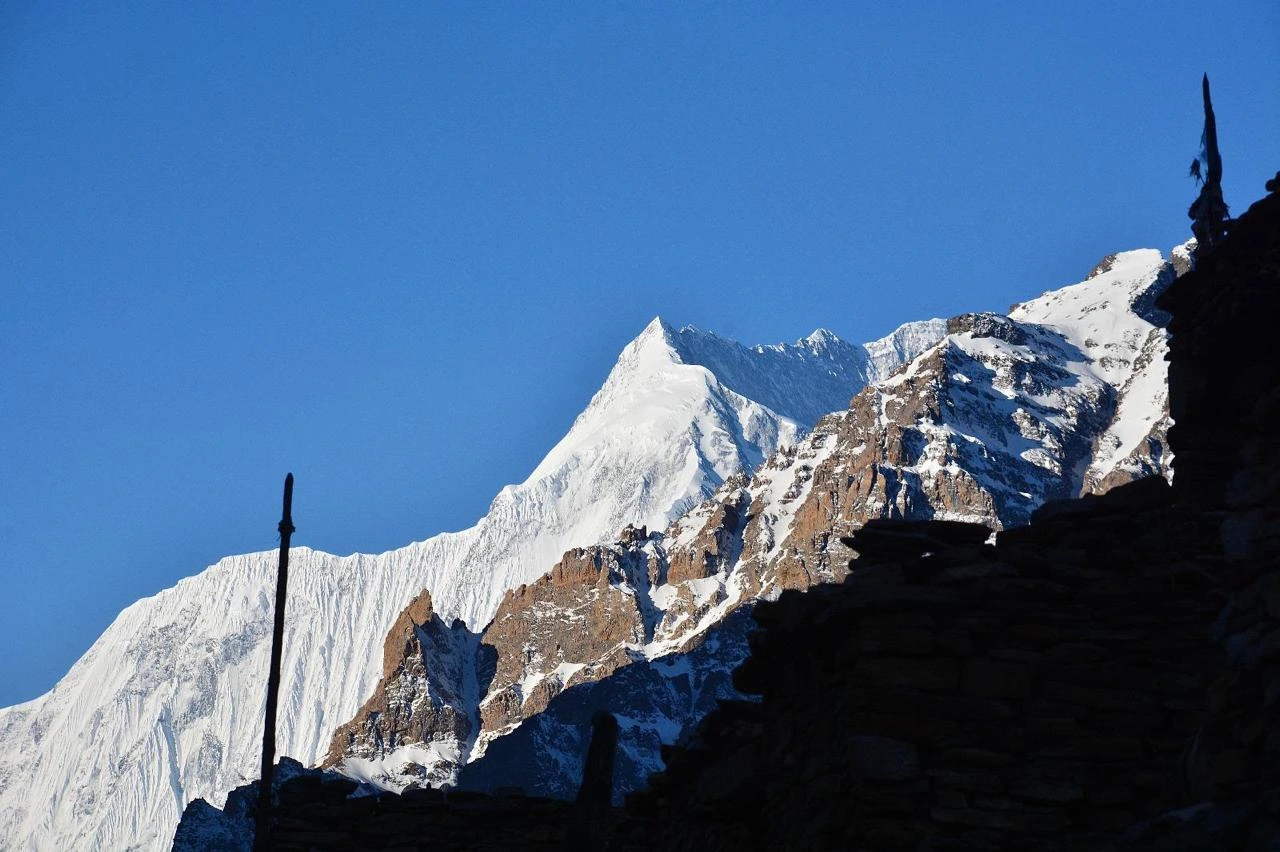 manaslu-with-blue-sky